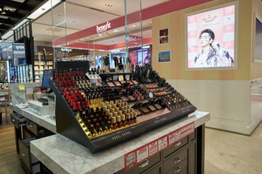 SHENZHEN, ÇİN - 21 Kasım 2019: Bobbi Brown kozmetik ürünleri Shenzhen 'deki Maoye Alışveriş Merkezi' nde sergileniyor.