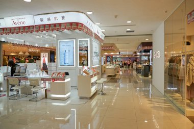 ŞENZHEN, ÇİN - 21 Kasım 2019: Shenzhen 'deki Maoye Alışveriş Merkezi' nde kozmetik ürünler sergileniyor.