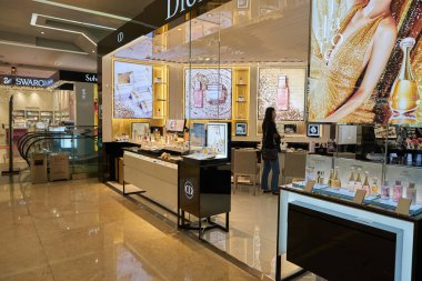 ŞENZHEN, ÇİN - 21 Kasım 2019: Shenzhen 'deki Maoye Alışveriş Merkezi' nde kozmetik ürünler sergileniyor.