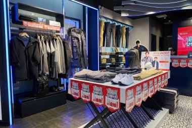 ŞENZHEN, ÇİN - 21 Kasım 2019: Shenzhen 'deki Maoye Alışveriş Merkezi' nde giysi sergileniyor.