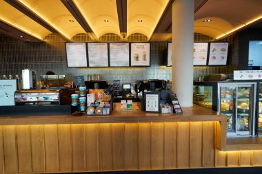 HO CHI MINH CITY, VİETNAM - 26 Mart 2023: Ho Chi Minh City 'deki Starbucks Kahve' nin iç çekimi.