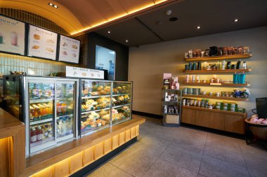 HO CHI MINH CITY, VİETNAM - 26 Mart 2023: Ho Chi Minh City 'deki Starbucks Kahvesi' nde yiyecek sergisi.