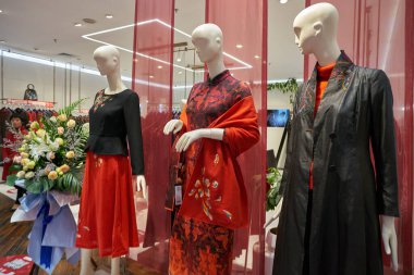 ŞENZHEN, ÇİN - 21 Kasım 2019: Shenzhen 'deki Maoye Alışveriş Merkezi' nde giyilen mankenler sergileniyor.