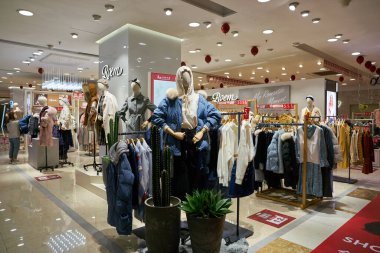 ŞENZHEN, ÇİN - 21 Kasım 2019: Shenzhen 'deki Maoye Alışveriş Merkezi' nde giysi sergileniyor.