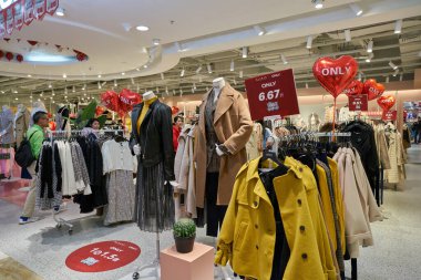 ŞENZHEN, ÇİN - 21 Kasım 2019: Shenzhen 'deki Maoye Alışveriş Merkezi' nde giysi sergileniyor.