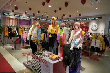 ŞENZHEN, ÇİN - 21 Kasım 2019: Shenzhen 'deki Maoye Alışveriş Merkezi' nde giysi sergileniyor.