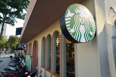 HO CHI MINH CITY, VİETNAM - 26 Mart 2023: Ho Chi Minh City 'deki Starbucks Kahvesi' nde Siren tabelasının yakın plan çekimi.