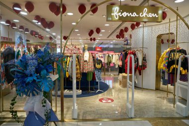 ŞENZHEN, ÇİN - 21 Kasım 2019: Shenzhen 'deki Maoye Alışveriş Merkezi' nde giysi sergileniyor.