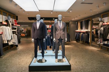 SHENZHEN, ÇİN - 21 Kasım 2019: Shenzhen 'deki Maoye Mall' daki Jack ve Jones mağazasında giysi sergileniyor.