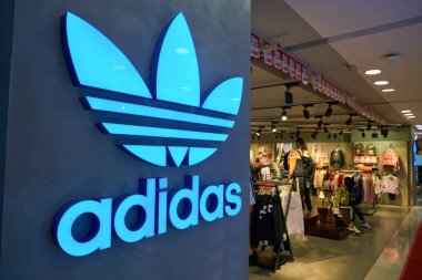 ŞENZHEN, ÇİN - 21 Kasım 2019: Shenzhen 'deki Maoye Alışveriş Merkezi' nde Adidas işaretinin yakın plan çekimi.