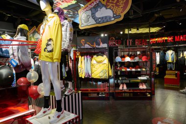 ŞENZHEN, ÇİN - 21 Kasım 2019: Shenzhen 'deki Maoye Alışveriş Merkezi' nde giysi sergileniyor.