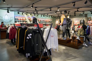 ŞENZHEN, ÇİN - 21 Kasım 2019: Shenzhen 'deki Maoye Alışveriş Merkezi' nde giysi sergileniyor.