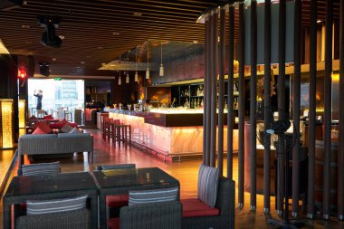 HO CHI MINH CITY, VİETNAM - 26 Mart 2023: Ontop Bar 'ın içeriden çekimi, Novotel Saigon Centre' ın 20. katındaki bir çatı barı..