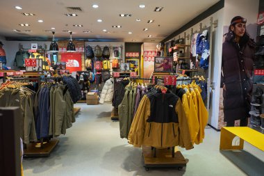 ŞENZHEN, ÇİN - 21 Kasım 2019: Shenzhen 'deki Maoye Alışveriş Merkezi' nde giysi sergileniyor.