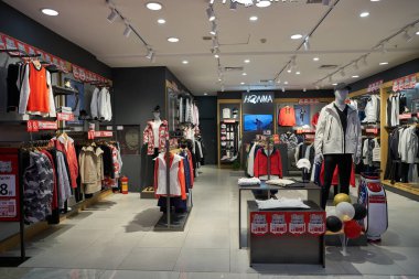 ŞENZHEN, ÇİN - 21 Kasım 2019: Shenzhen 'deki Maoye Mall' daki Honma mağazasında giysi sergileniyor.