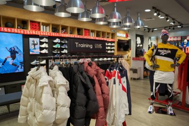 SHENZHEN, ÇİN - 21 Kasım 2019: Shenzhen 'deki Maoye Alışveriş Merkezi' ndeki Reebok mağazasında giysi sergileniyor.