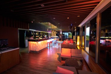 HO CHI MINH CITY, VİETNAM - 26 Mart 2023: Ontop Bar 'ın içeriden çekimi, Novotel Saigon Centre' ın 20. katındaki bir çatı barı..