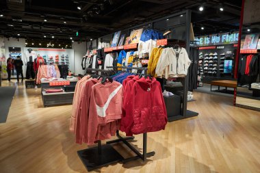 ŞENZHEN, ÇİN - 21 Kasım 2019: Shenzhen 'deki Maoye Mall' daki Nike mağazasında giysi sergileniyor.
