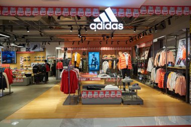 ŞENZHEN, ÇİN - 21 Kasım 2019: Shenzhen 'deki Maoye Alışveriş Merkezi' ndeki Adidas mağazasında giysi sergileniyor.
