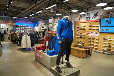 ŞENZHEN, ÇİN - 21 Kasım 2019: Shenzhen 'deki Maoye Alışveriş Merkezi' ndeki Adidas mağazasında giysi sergileniyor.