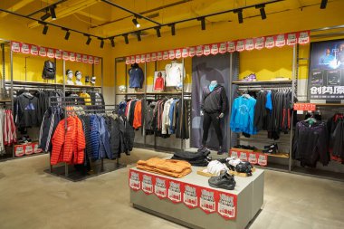 ŞENZHEN, ÇİN - 21 Kasım 2019: Shenzhen 'deki Maoye Alışveriş Merkezi' ndeki Adidas mağazasında giysi sergileniyor.