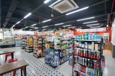 HO CHI MINH ŞEHRİ, VİETNAM - 28 Mart 2023: 7-Eleven market içi çekim.