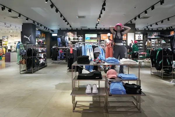 KUALA LUMPUR, MALAYSIA - CIRCA MAYIS, 2023: Kuala Lumpur 'daki Suria KLCC alışveriş merkezinde Puma mağazasında giydirilmiş mankenler.