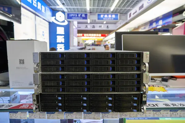 ŞENZHEN, ÇİN - 21 Kasım 2019: Shenzhen 'deki Seg Elektronik Pazarı' nda sergilenen mallar.