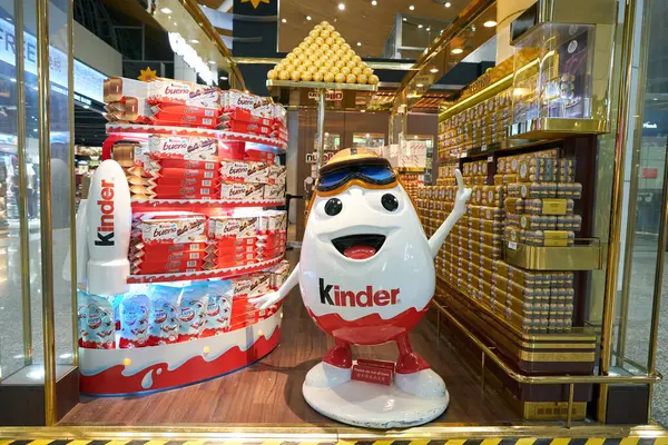 KUALA LUMPUR, MALAYSIA - CIRCA MAYIS, 2023: Kuala Lumpur Uluslararası Havalimanı 'ndaki mağazada daha sürpriz bir figür sergileniyor.