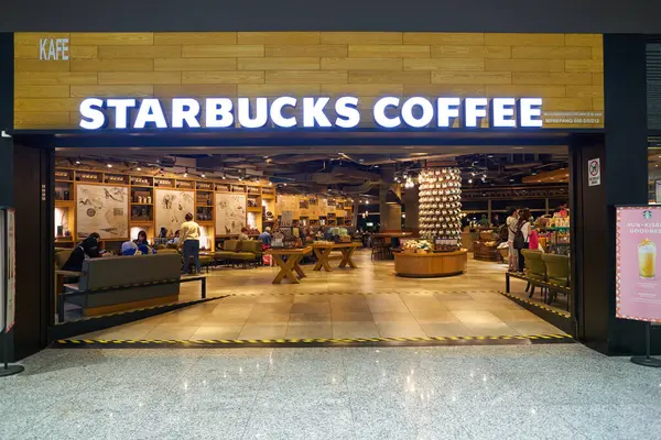 KUALA LUMPUR, MALAYSIA - CIRCA MAYIS, 2023: Kuala Lumpur Uluslararası Havalimanı 'ndaki Starbucks kahvesine giriş.