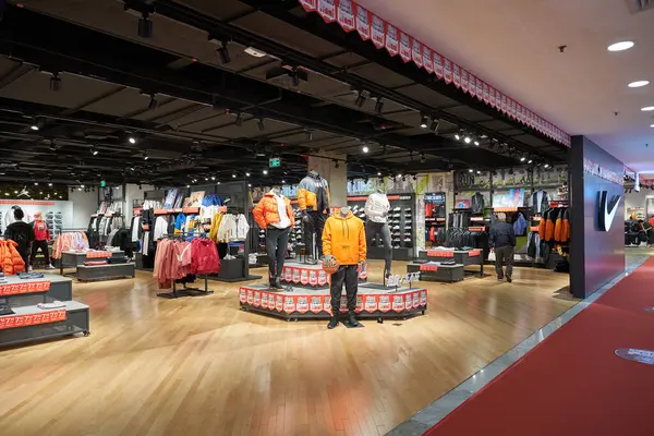 ŞENZHEN, ÇİN - 21 Kasım 2019: Shenzhen 'deki Maoye Mall' daki Nike mağazasında giysi sergileniyor.