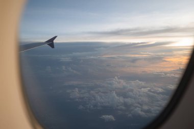 Geniş gövdeli bir jet uçağının hava görüntüsü. 