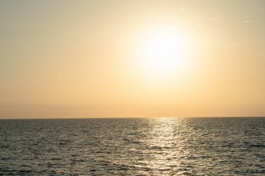 Phuket 'te bir plajdan gün batımının güzel manzarası.