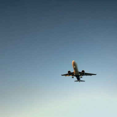 Sabahleyin yolcu uçağı inecek..