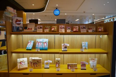 HONG KONG, ÇİN - 04 Aralık 2023 New Town Plaza alışveriş merkezinde ay çöreği.