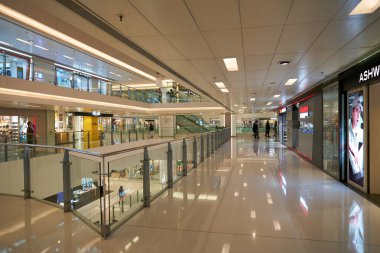 HONG KONG, ÇİN - 04 Aralık 2023: New Town Plaza alışveriş merkezinin içi.