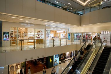 HONG KONG, ÇİN - 04 Aralık 2023: New Town Plaza alışveriş merkezinin içi.