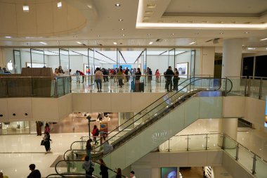 HONG KONG, ÇİN - 04 Aralık 2023 New Town Plaza alışveriş merkezindeki Apple mağazası.