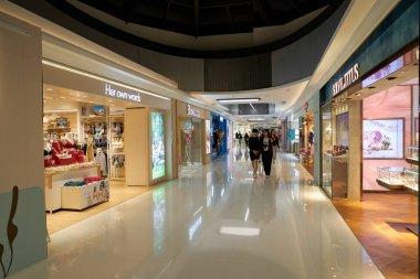 HONG KONG, ÇİN - 04 Aralık 2023: New Town Plaza alışveriş merkezinin içi.