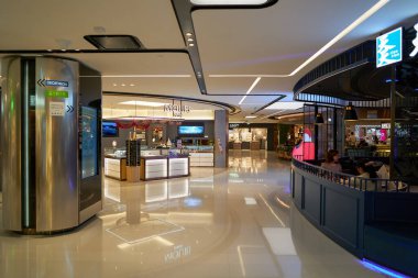 HONG KONG, ÇİN - 04 Aralık 2023: New Town Plaza alışveriş merkezinin içi.