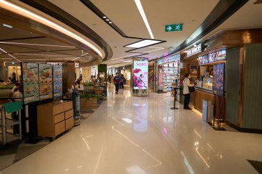 HONG KONG, ÇİN - 04 Aralık 2023: New Town Plaza alışveriş merkezinin içi.