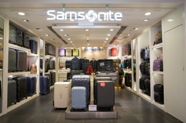 HONG KONG, ÇİN - 04 Aralık 2023 New Town Plaza alışveriş merkezindeki Samsonite mağazası.