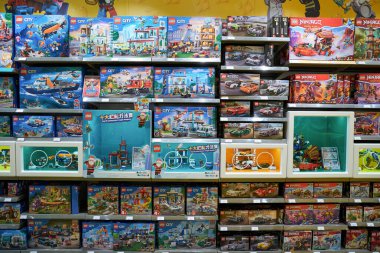 HONG KONG, ÇİN - 04 Aralık 2023 New Town Plaza alışveriş merkezindeki LEGO mağazasının içi. Lego bir plastik inşaat oyuncağı serisidir..
