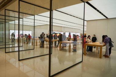 HONG KONG, ÇİN - 04 Aralık 2023: New Town Plaza 'daki Apple Store' a giriş.