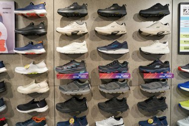 HONG KONG, ÇİN - 04 Aralık 2023: New Town Plaza alışveriş merkezindeki Skechers mağazasının içi.
