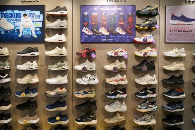 HONG KONG, ÇİN - 04 Aralık 2023: New Town Plaza alışveriş merkezindeki Skechers mağazasının içi.