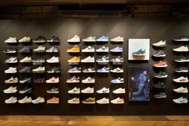 HONG KONG, ÇİN - 04 Aralık 2023: New Town Plaza alışveriş merkezindeki Nike mağazasında çeşitli ayakkabılar sergilendi.