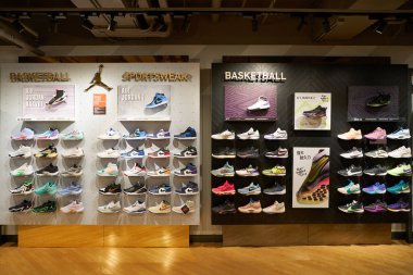 HONG KONG, ÇİN - 04 Aralık 2023: New Town Plaza alışveriş merkezindeki Nike mağazasında çeşitli ayakkabılar sergilendi.