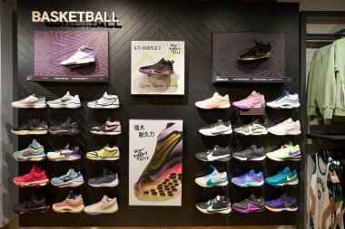 HONG KONG, ÇİN - 04 Aralık 2023: New Town Plaza alışveriş merkezindeki Nike mağazasında çeşitli ayakkabılar sergilendi.