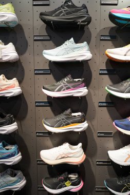 HONG KONG, ÇİN - 04 Aralık 2023: New Town Plaza alışveriş merkezindeki Asics mağazasında çeşitli ayakkabılar sergilendi.